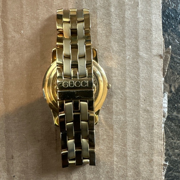 Gucci Gold and Black Luxury Watch with Date Window - Picture 4 of 7